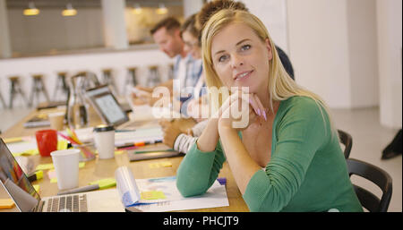 Lächelnd Mitarbeiter im Büro Stockfoto