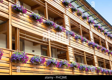 Blumen auf Chalet Balkon Stockfoto