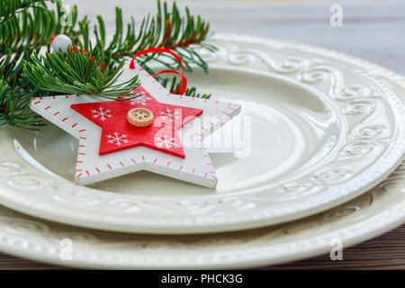 Weihnachtsdekor auf weißem Porzellan Teller. Stockfoto