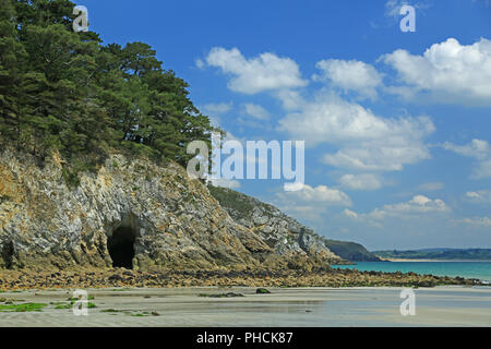 Eingang zu einer Grotte das Meer bei Ebbe, Frankreich Stockfoto