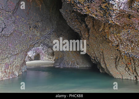 Grotte auf der Halbinsel Crozon, Frankreich Stockfoto