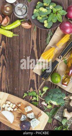 Ökologische Lebensmittel auf hölzernen Hintergrund Stockfoto