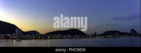 Die Nacht hinter den Hügeln von Copacabana Strand Anreise Stockfoto