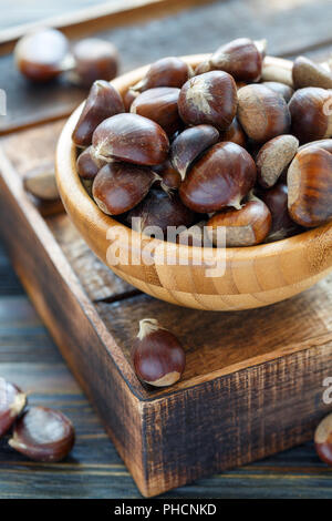 Raw Kastanien in eine hölzerne Schüssel. Stockfoto