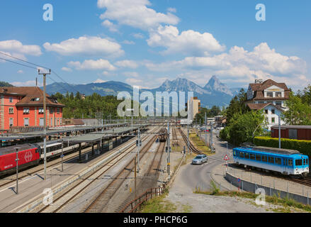 Arth-Goldau, Schweiz - 19 Juli, 2018: Eisenbahnen der Arth-Goldau Bahnhof, Mythen Gipfeln im Hintergrund. Arth-Goldau Bahnhof i Stockfoto