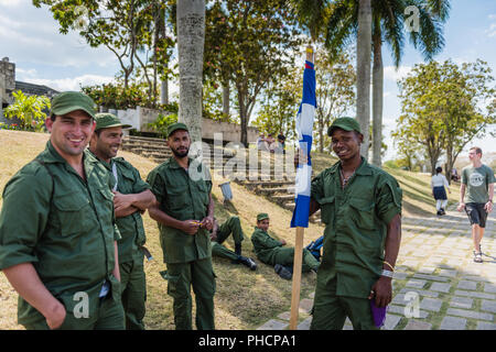 Gruppe von Soldaten warten auf eine militärische Demonstration an der Che Guevara Denkmal in Villa Clara, Kuba. Stockfoto