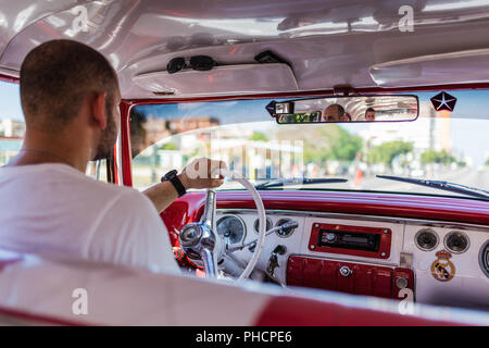 Havanna, Kuba - März 14, 2016: Siehe Havana Street Szene von Innen kubanischen Taxi. Stockfoto