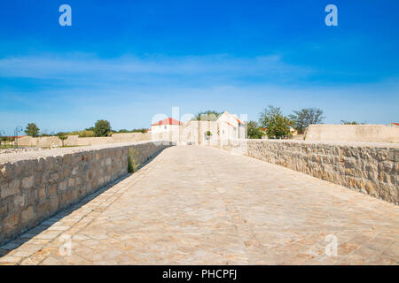 Alte steinerne Brücke und oberen Stadttor in der mittelalterlichen Altstadt von Nin, Dalmatien, Kroatien Stockfoto