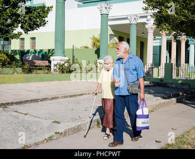 Ältere Frau zu Fuß mit einem Stock unterstützt am Nachmittag, Spaziergang in Havanna, Kuba. Stockfoto