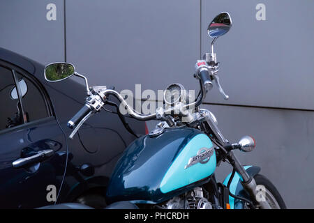 Moskau, Russland - 17. AUGUST 2018: Motorrad Honda Shadow American Classic Edition neben dem Auto geparkt. Blick auf das Armaturenbrett und Lenkrad whee Stockfoto