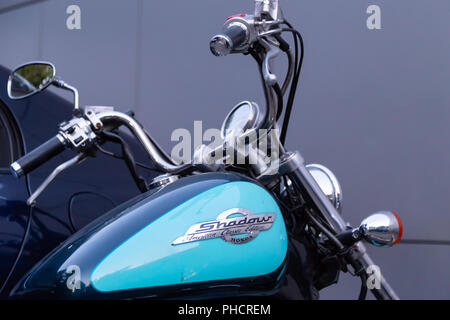 Moskau, Russland - 17. AUGUST 2018: Motorrad Honda Shadow American Classic Edition neben dem Auto geparkt. Blick auf das Armaturenbrett und Lenkrad whee Stockfoto