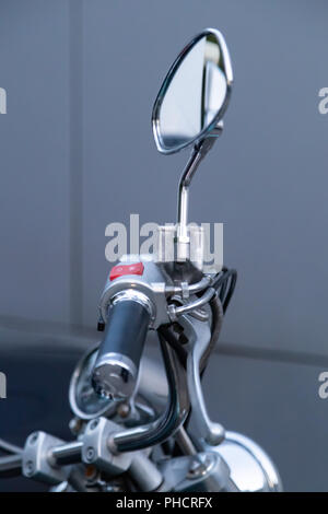 Moskau, Russland - 17. AUGUST 2018: Motorrad Honda Shadow American Classic Edition neben dem Auto geparkt. Blick auf das Armaturenbrett und Lenkrad whee Stockfoto