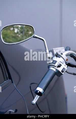 Moskau, Russland - 17. AUGUST 2018: Motorrad Honda Shadow American Classic Edition neben dem Auto geparkt. Blick auf das Armaturenbrett und Lenkrad whee Stockfoto