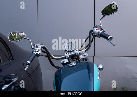 Moskau, Russland - 17. AUGUST 2018: Motorrad Honda Shadow American Classic Edition neben dem Auto geparkt. Blick auf das Armaturenbrett und Lenkrad whee Stockfoto