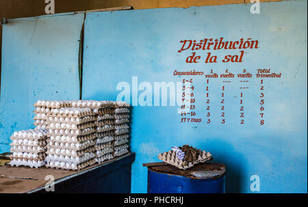 Trinidad, Kuba / 15. März 2016: Stapel von Eierkartons und Salzverteilungsquoten in Kuba, wo Rationskarten verwendet werden, um den Kauf von Waren zu beschränken. Stockfoto