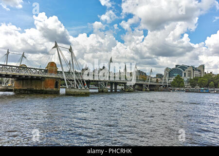 LONDON, ENGLAND - 15. JUNI 2016: Panoramablick auf die Themse und die Stadt London, Großbritannien Stockfoto