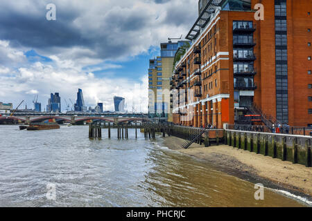 LONDON, ENGLAND - 15. JUNI 2016: Panoramablick auf die Themse und die Stadt London, Großbritannien Stockfoto