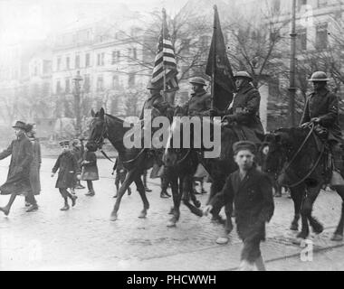 1919 - der Besatzungsarmee - "Stars and Stripes" den Rhein erreichen. Amerikanische Flagge und die Farben der ersten Division, 28. regt., triumphierend in Stadt Koblenz, Deutschland Stockfoto