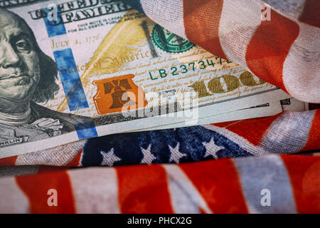 Amerikanische Flagge auf sortierten Banknoten von uns, Papier, Währung Stockfoto