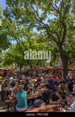 Lissabon, Portugal - 7. Mai 2018 - Touristen und Einheimischen den Sommer genießen von Lissabon im Bairro Alto (High Hill) in Lissabon, Portugal Stockfoto