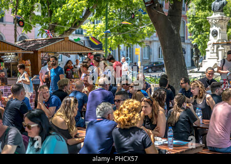 Lissabon, Portugal - 7. Mai 2018 - Touristen und Einheimischen den Sommer genießen von Lissabon im Bairro Alto (High Hill) in Lissabon, Portugal Stockfoto