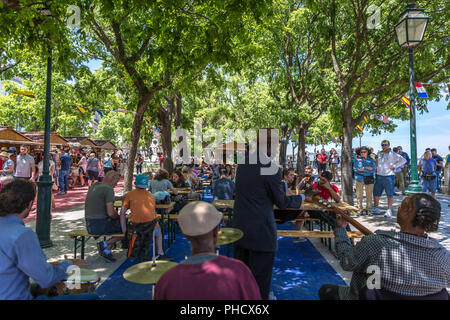 Lissabon, Portugal - 7. Mai 2018 - Touristen und Einheimischen den Sommer genießen von Lissabon im Bairro Alto (High Hill) in Lissabon, Portugal Stockfoto