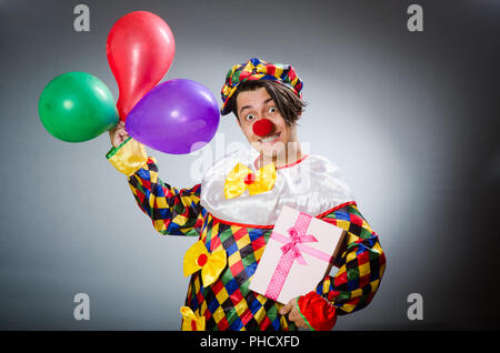 Lustiger Clown in komischen Konzept Stockfoto