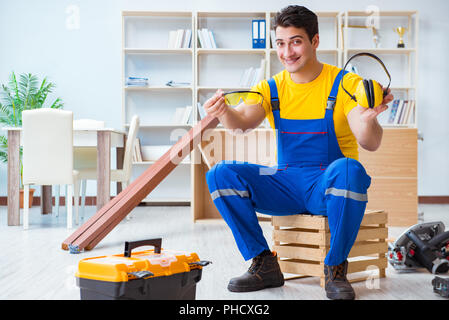 Handwerker-Schreiner Arbeiten mit Holzbrett Planken Stockfoto