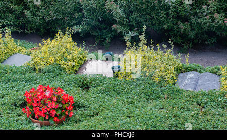 Marmor Grabstein und Grab in einem alten Friedhof Stockfoto