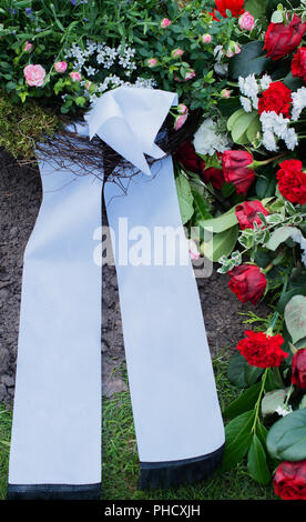 Blumen nach einer Beerdigung in einem alten Friedhof Stockfoto