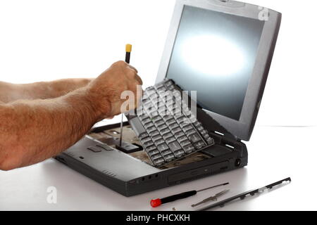 Die Reparatur eines Computers mit Tools Stockfoto