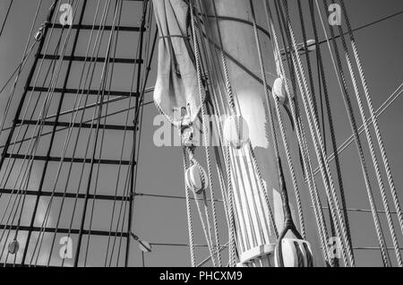 Stehend auf einem alten Schiff rigging Stockfoto