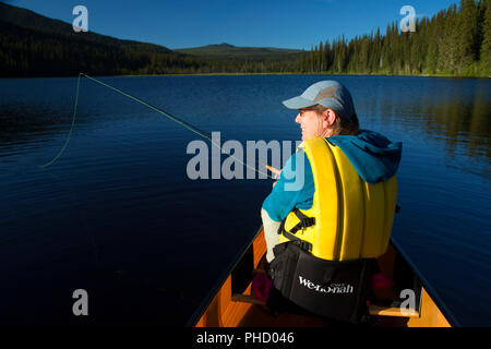 Fliegenfischen am Goldenen See, Willamette National Forest, Oregon Stockfoto