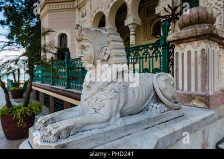 Cienfuegos, Kuba/15. März 2016: Sphinx statue wachen Eingang zum Palacio de Valle, ein Ecclectic architektonischen Gebäude in einem UNESCO-Herita Stockfoto