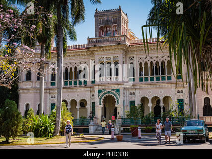 Cienfuegos, Kuba / 15. März 2016: Der Palast wurde 1913 für den Tycoon Don Acisclo del Valle erbaut und ist eine Mischung aus architektonischen Einflüssen. Stockfoto