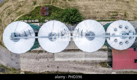 Silos in einem Feld für das Lagern von Korn, Luftaufnahme Stockfoto