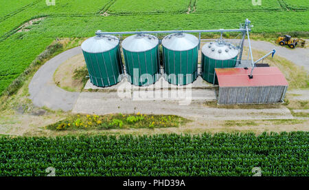 Silos in einem Feld für das Lagern von Korn, Luftaufnahme Stockfoto