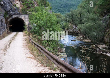 Tal des Flusses Sana mit Eisenbahntunnel, Bosnien Stockfoto