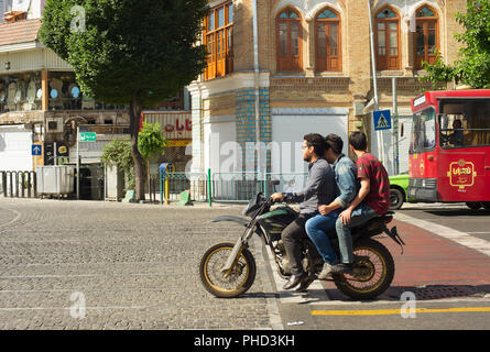 Motorradfahrer auf Teheran Street. Iran Stockfoto