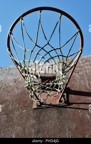 Nahaufnahme des Basketball-Backboard und Reifen im freien Stockfoto