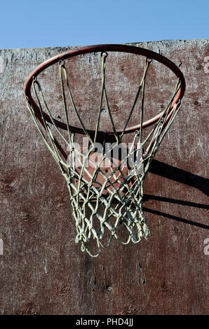 Nahaufnahme des alten Basketball Backboard und Reifen im freien Stockfoto