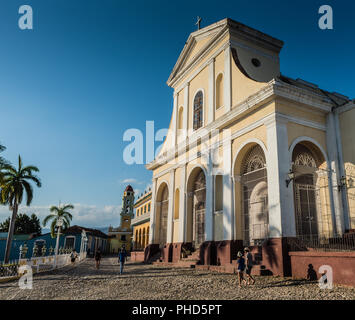 Trinidad, Kuba/15. März 2016: die Kirche der Heiligen Dreifaltigkeit in der Plaza Mayor, dem historischen Zentrum der Stadt, die von der UNESCO zum Weltkulturerbe erklärt Sitzen Stockfoto