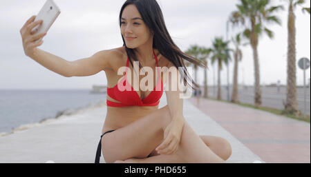 Stilvolle Modell unter selfie auf tropischen Küste Stockfoto