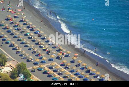 Schwarzer Strand im Ort Perissa Stockfoto
