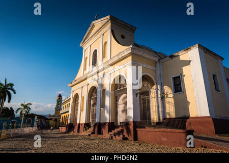 Trinidad, Kuba/15. März 2016: die Kirche der Heiligen Dreifaltigkeit in der Plaza Mayor, dem historischen Zentrum der Stadt, die von der UNESCO zum Weltkulturerbe erklärt Sitzen Stockfoto