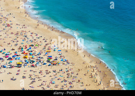 Überfüllten Strand. Nazare, Portugal Stockfoto