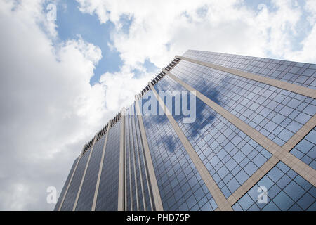 Wolken spiegeln sich in Windows modernen Bürogebäudes Stockfoto