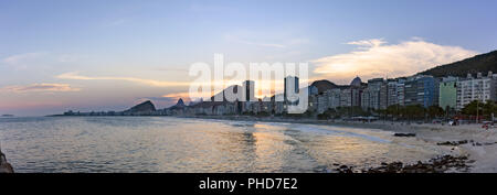 Leme und Copacabana Strand bei Sonnenuntergang in Rio de Janeiro Stockfoto