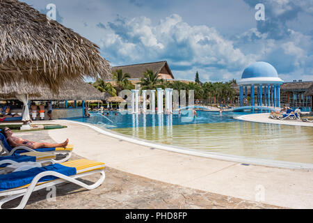 Varadero, Kuba/März 19, 2016: 2016: die Gäste spielen in und entspannen im Resort Pool. Stockfoto