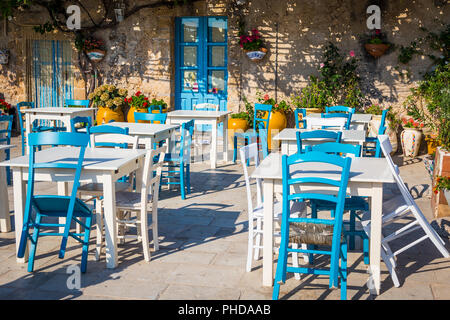 Tabellen in ein traditionelles italienisches Restaurant in Sizilien Stockfoto